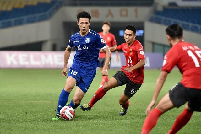 马菲奥向镜头做5比2手势 嘲讽皇马5比2不敌巴萨
